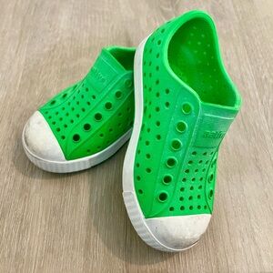 Native Jefferson Show in Grasshopper Green size c7